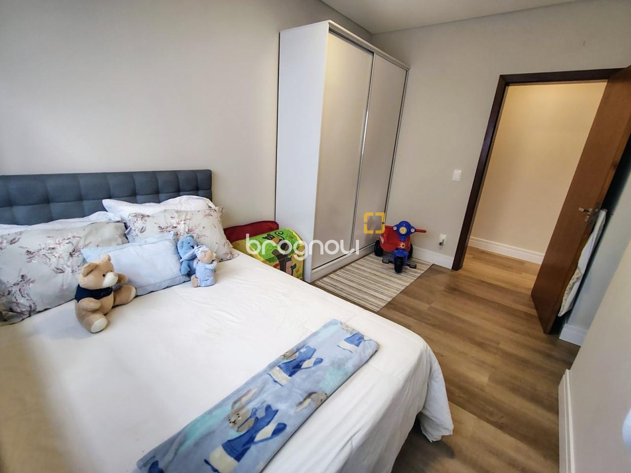 Casa com 200m², 4 quartos (sendo 1 suíte), 4 garagens, no bairro Córrego Grande em Florianópolis