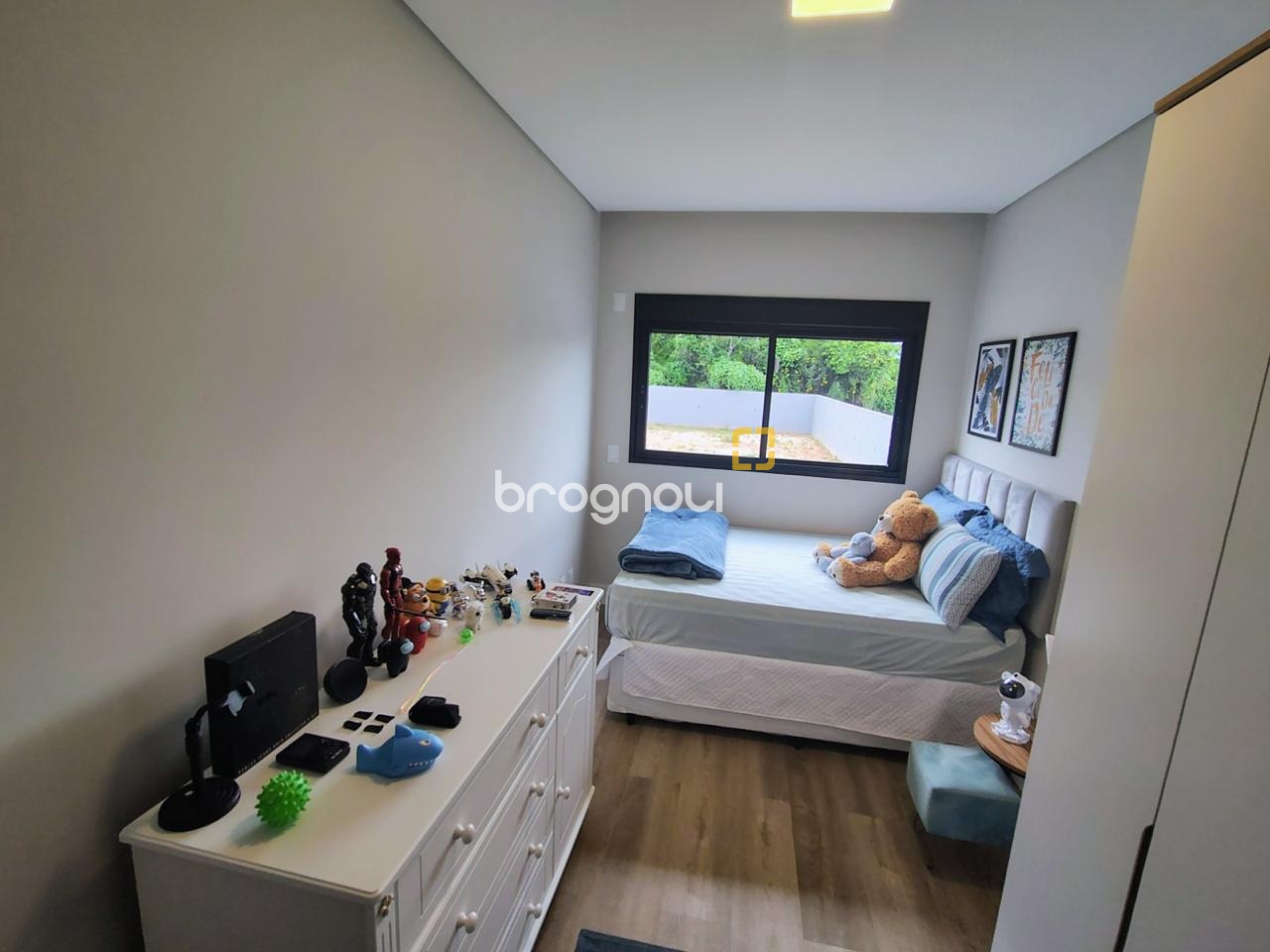 Casa com 200m², 4 quartos (sendo 1 suíte), 4 garagens, no bairro Córrego Grande em Florianópolis
