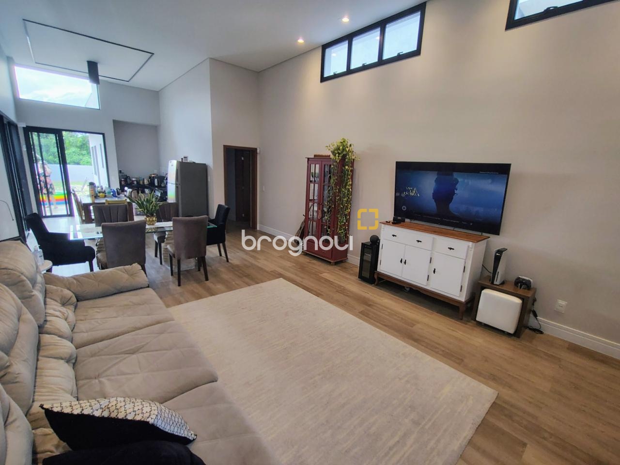 Casa com 200m², 4 quartos (sendo 1 suíte), 4 garagens, no bairro Córrego Grande em Florianópolis