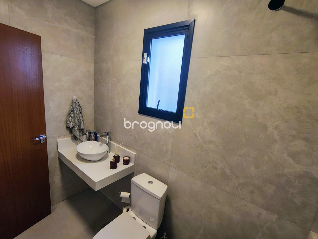Casa com 200m², 4 quartos (sendo 1 suíte), 4 garagens, no bairro Córrego Grande em Florianópolis