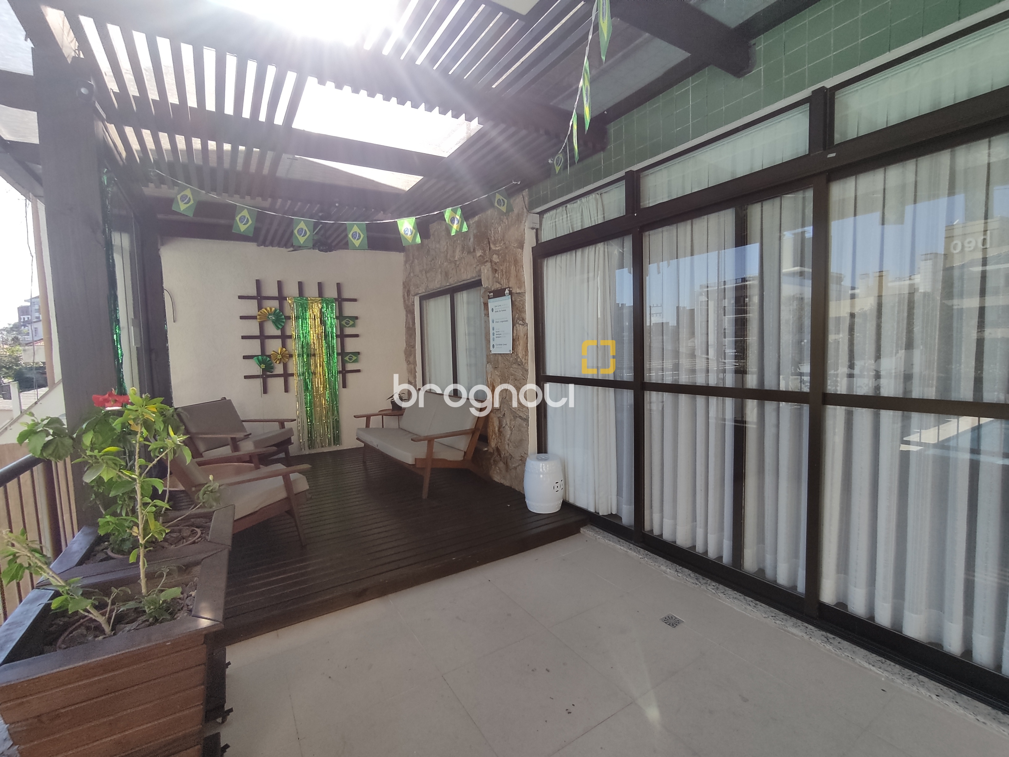 Cobertura com 183m², 3 quartos (sendo 1 suíte), 2 garagens, no bairro João Paulo em Florianópolis
