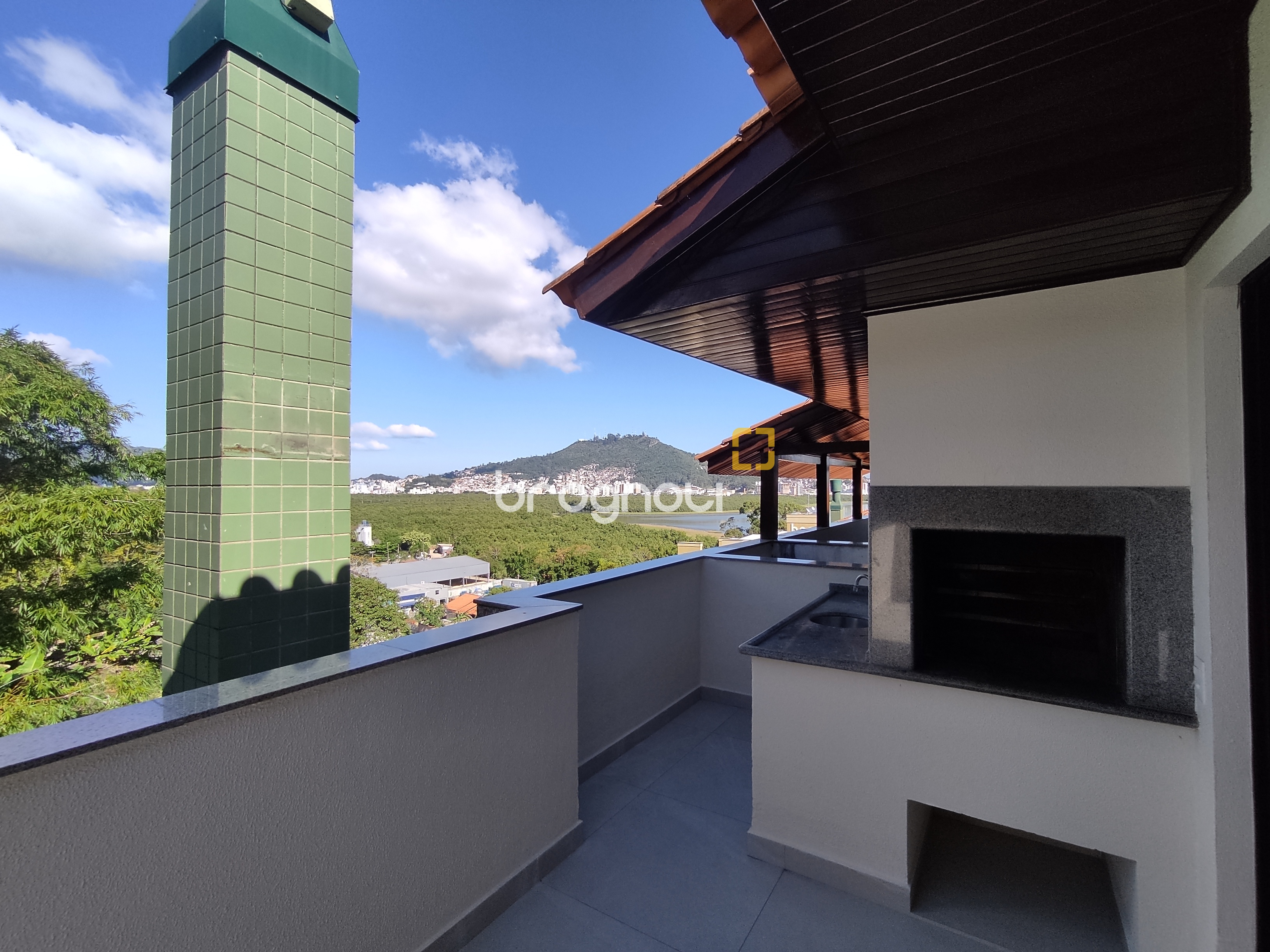 Cobertura com 183m², 3 quartos (sendo 1 suíte), 2 garagens, no bairro João Paulo em Florianópolis