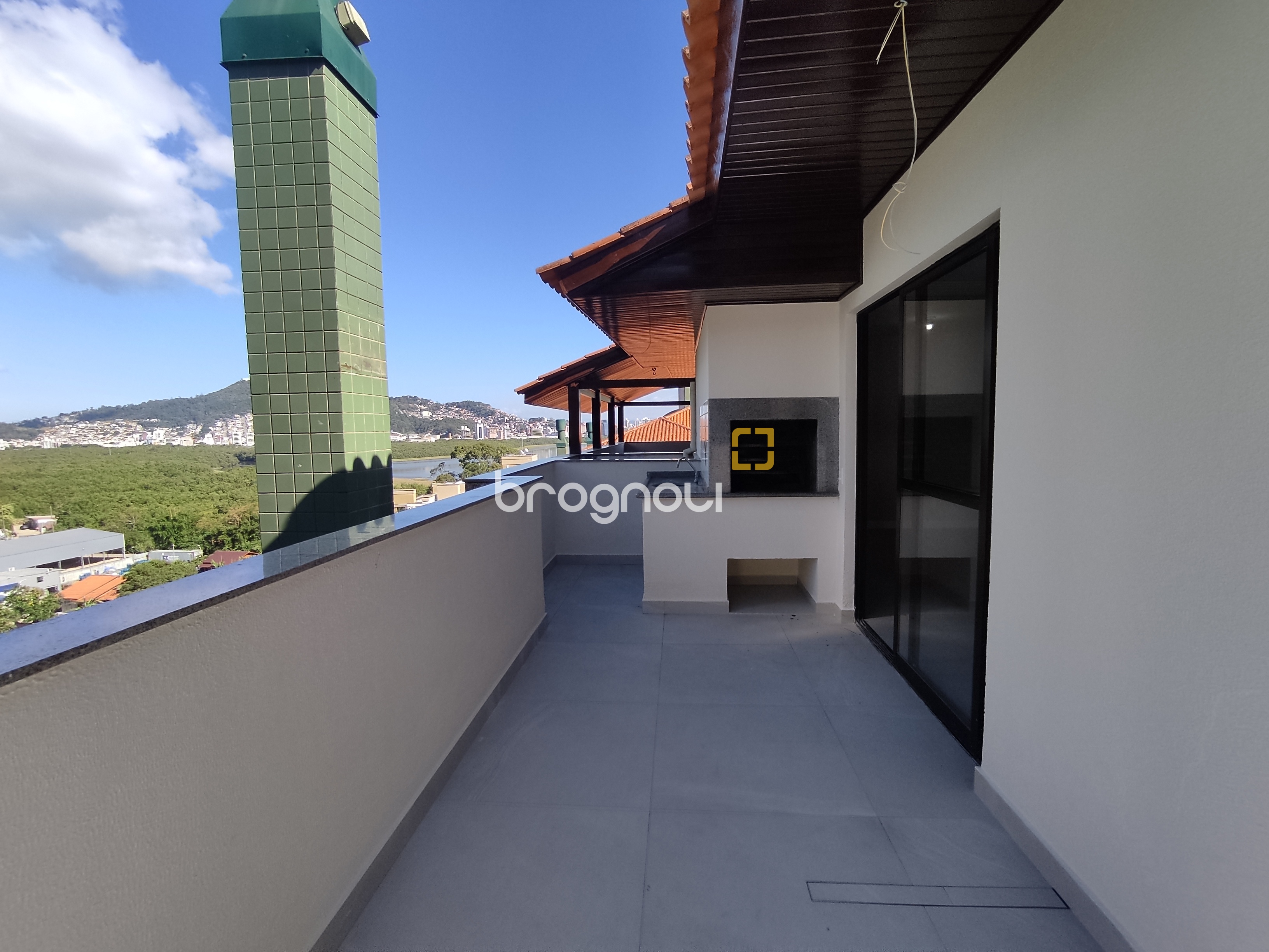 Cobertura com 183m², 3 quartos (sendo 1 suíte), 2 garagens, no bairro João Paulo em Florianópolis