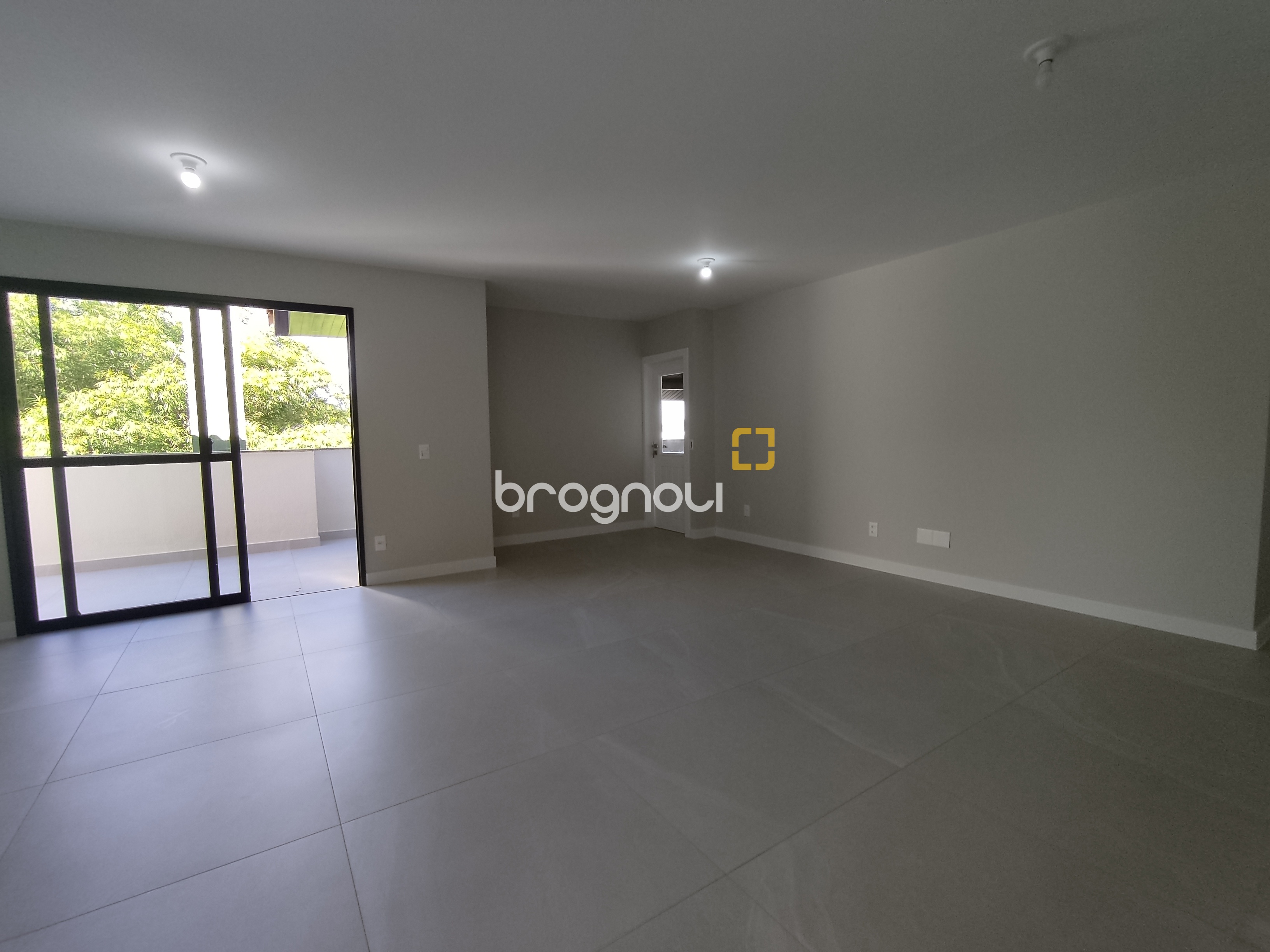 Cobertura com 183m², 3 quartos (sendo 1 suíte), 2 garagens, no bairro João Paulo em Florianópolis