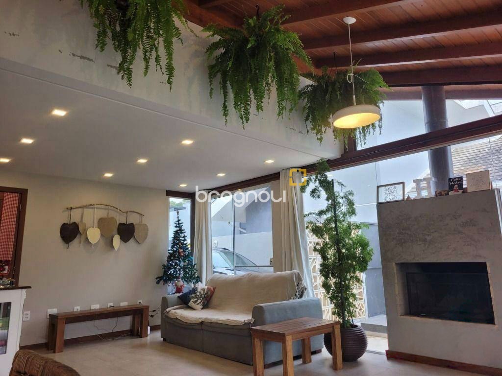 Casa de Condomínio com 193m², 3 quartos (sendo 1 suíte), 2 garagens, no bairro Cachoeira do Bom Jesus em Florianópolis