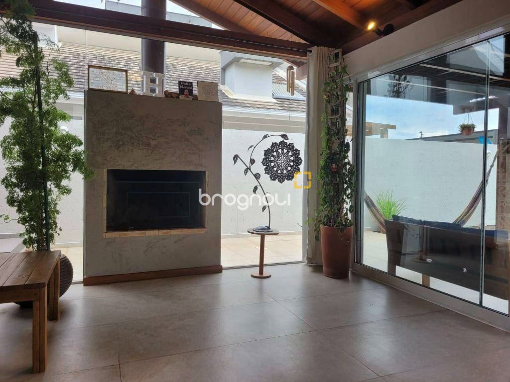 Casa de Condomínio com 193m², 3 quartos (sendo 1 suíte), 2 garagens, no bairro Cachoeira do Bom Jesus em Florianópolis