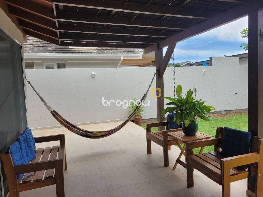 Casa de Condomínio com 193m², 3 quartos (sendo 1 suíte), 2 garagens, no bairro Cachoeira do Bom Jesus em Florianópolis