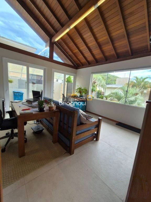 Casa de Condomínio com 193m², 3 quartos (sendo 1 suíte), 2 garagens, no bairro Cachoeira do Bom Jesus em Florianópolis