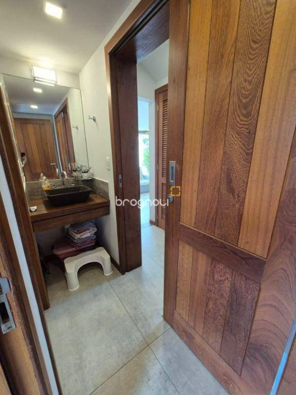 Casa de Condomínio com 193m², 3 quartos (sendo 1 suíte), 2 garagens, no bairro Cachoeira do Bom Jesus em Florianópolis