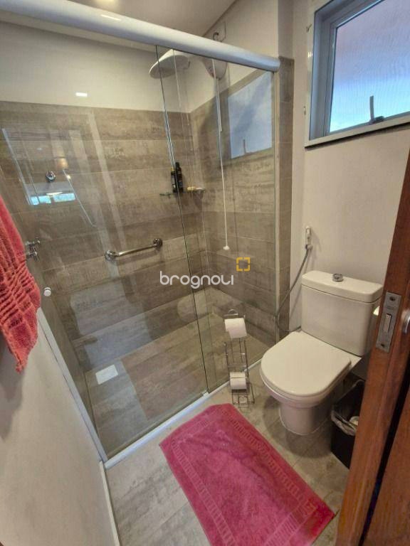 Casa de Condomínio com 193m², 3 quartos (sendo 1 suíte), 2 garagens, no bairro Cachoeira do Bom Jesus em Florianópolis