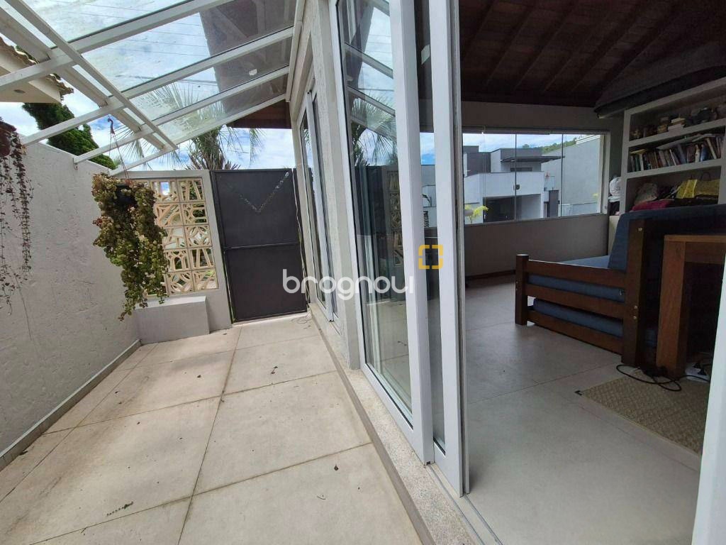 Casa de Condomínio com 193m², 3 quartos (sendo 1 suíte), 2 garagens, no bairro Cachoeira do Bom Jesus em Florianópolis