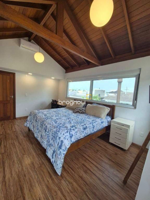 Casa de Condomínio com 193m², 3 quartos (sendo 1 suíte), 2 garagens, no bairro Cachoeira do Bom Jesus em Florianópolis