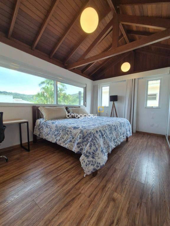 Casa de Condomínio com 193m², 3 quartos (sendo 1 suíte), 2 garagens, no bairro Cachoeira do Bom Jesus em Florianópolis