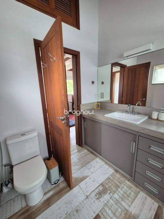 Casa de Condomínio com 193m², 3 quartos (sendo 1 suíte), 2 garagens, no bairro Cachoeira do Bom Jesus em Florianópolis