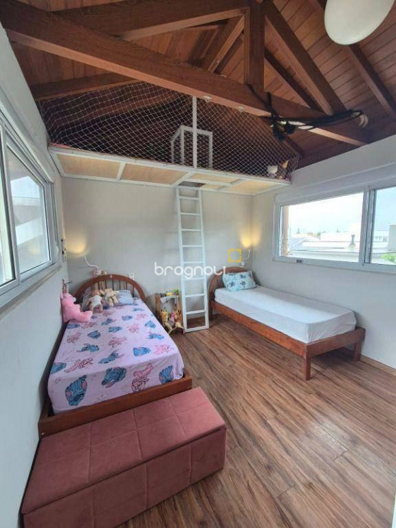 Casa de Condomínio com 193m², 3 quartos (sendo 1 suíte), 2 garagens, no bairro Cachoeira do Bom Jesus em Florianópolis