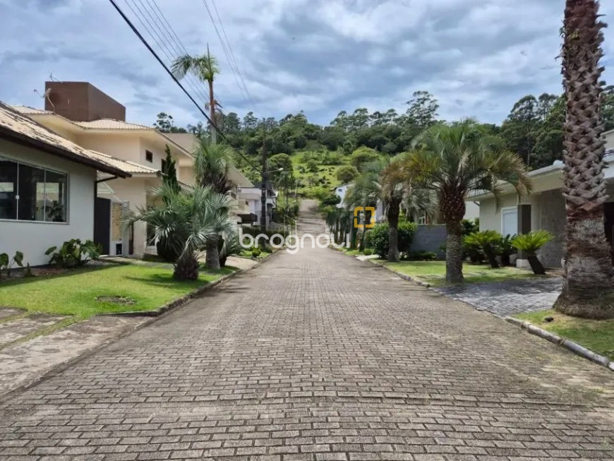 Casa de Condomínio com 193m², 3 quartos (sendo 1 suíte), 2 garagens, no bairro Cachoeira do Bom Jesus em Florianópolis