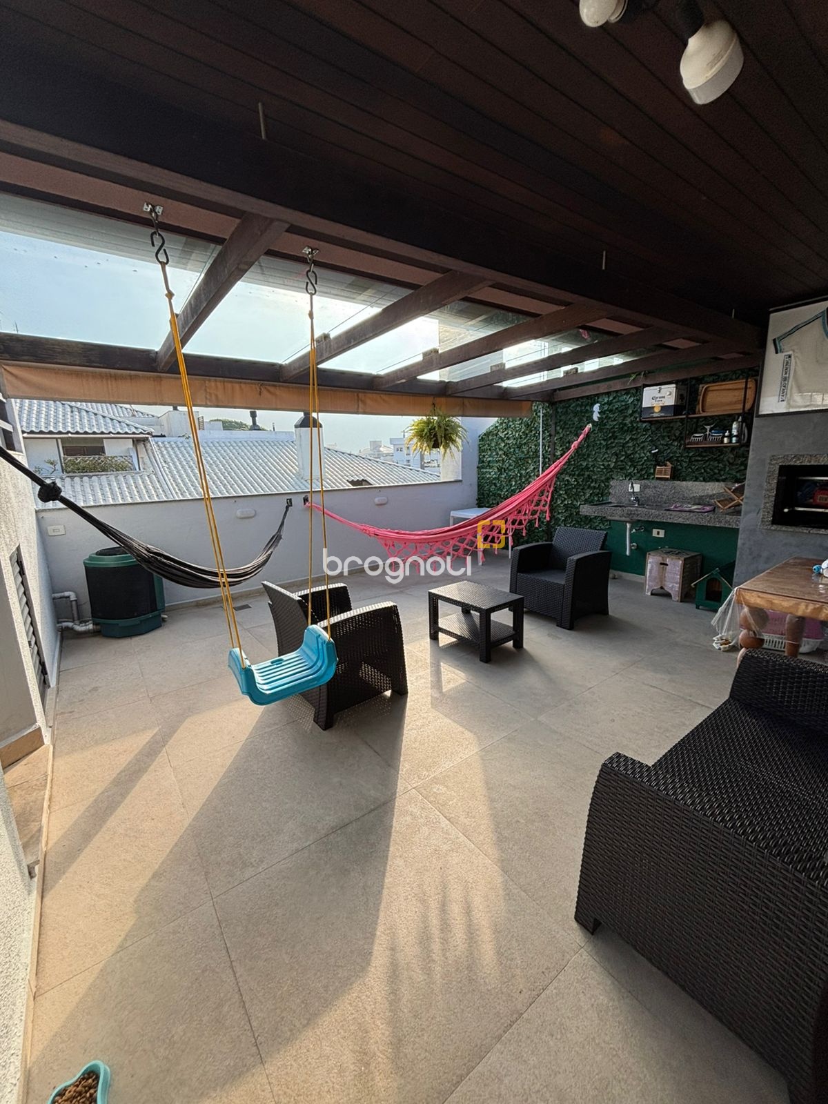 Cobertura com 200m², 4 quartos (sendo 2 suítes), 2 garagens, no bairro Ingleses do Rio Vermelho em Florianópolis