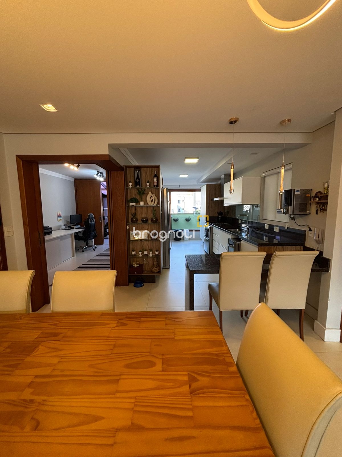 Cobertura com 200m², 4 quartos (sendo 2 suítes), 2 garagens, no bairro Ingleses do Rio Vermelho em Florianópolis