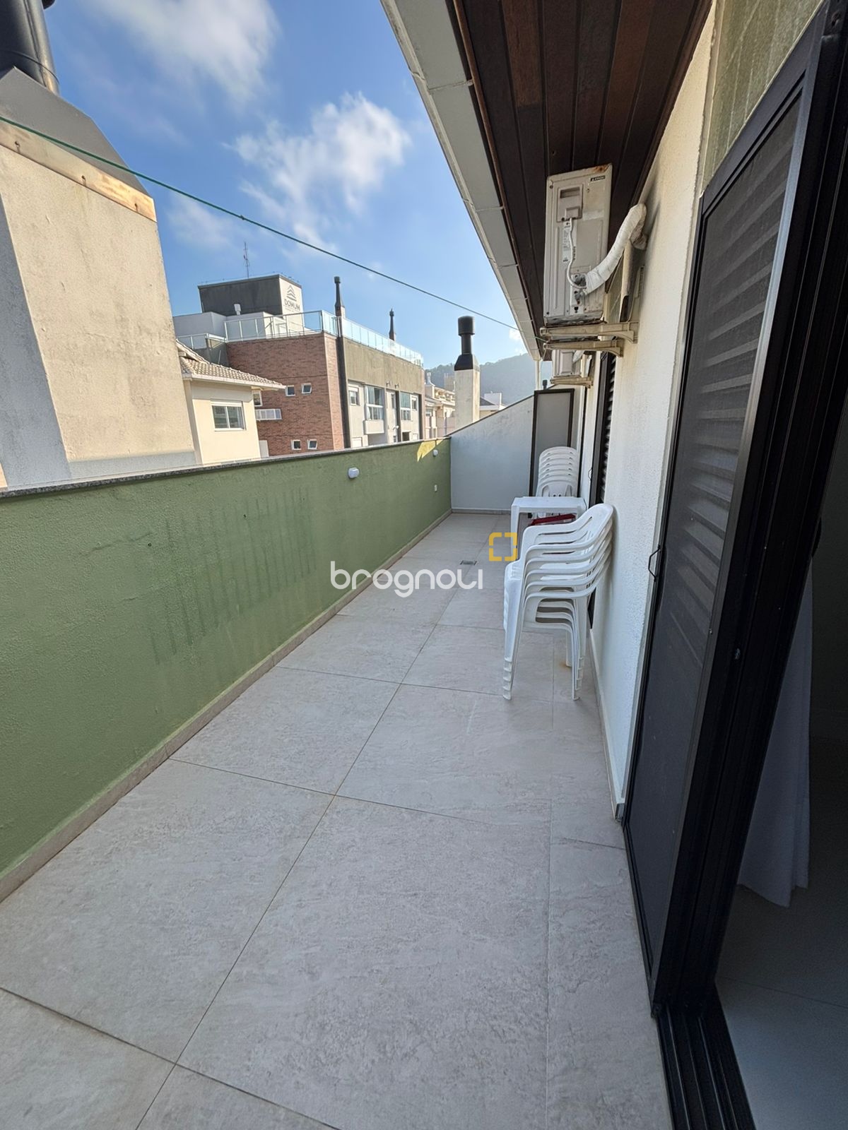 Cobertura com 200m², 4 quartos (sendo 2 suítes), 2 garagens, no bairro Ingleses do Rio Vermelho em Florianópolis