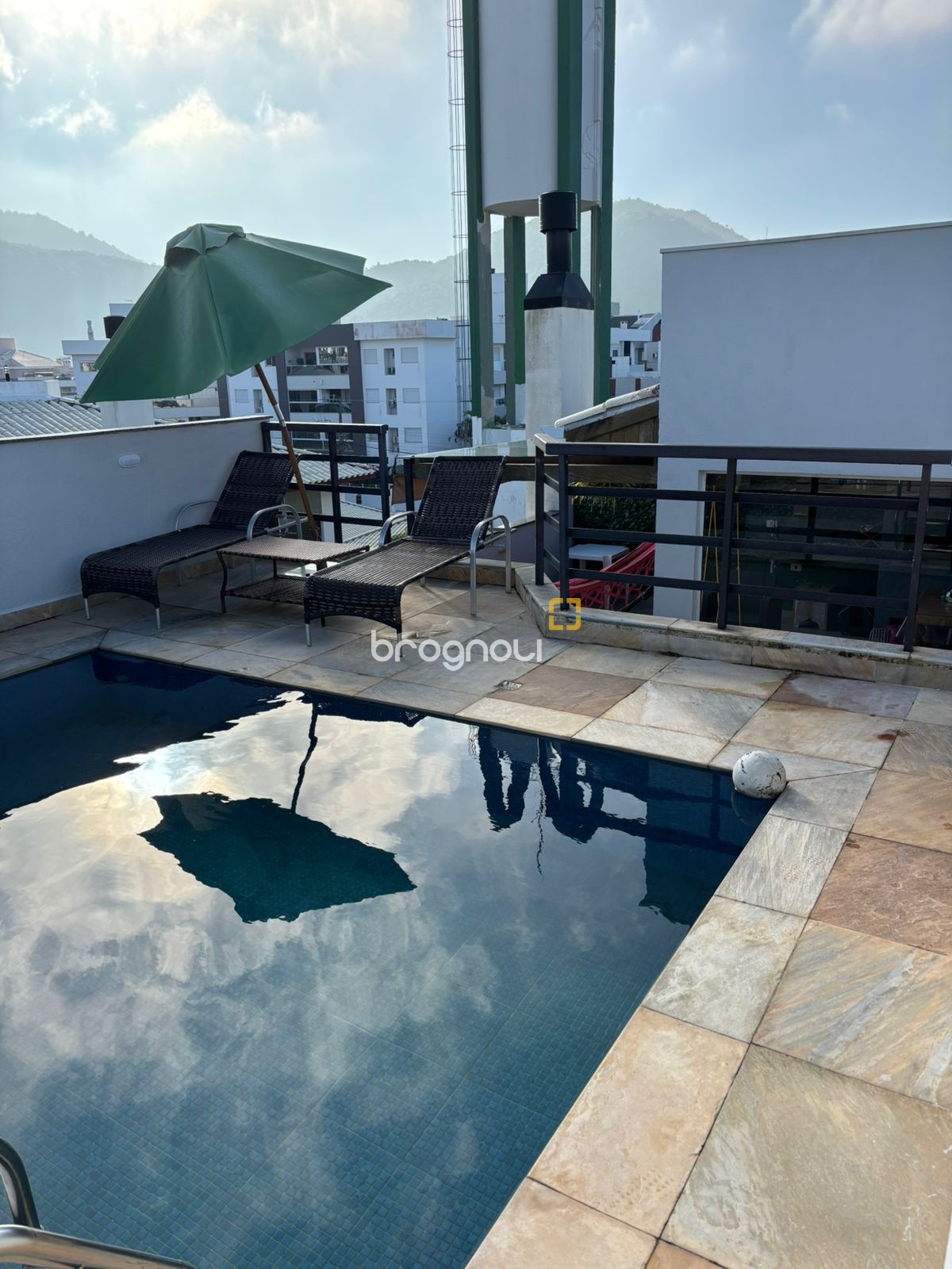 Cobertura com 200m², 4 quartos (sendo 2 suítes), 2 garagens, no bairro Ingleses do Rio Vermelho em Florianópolis