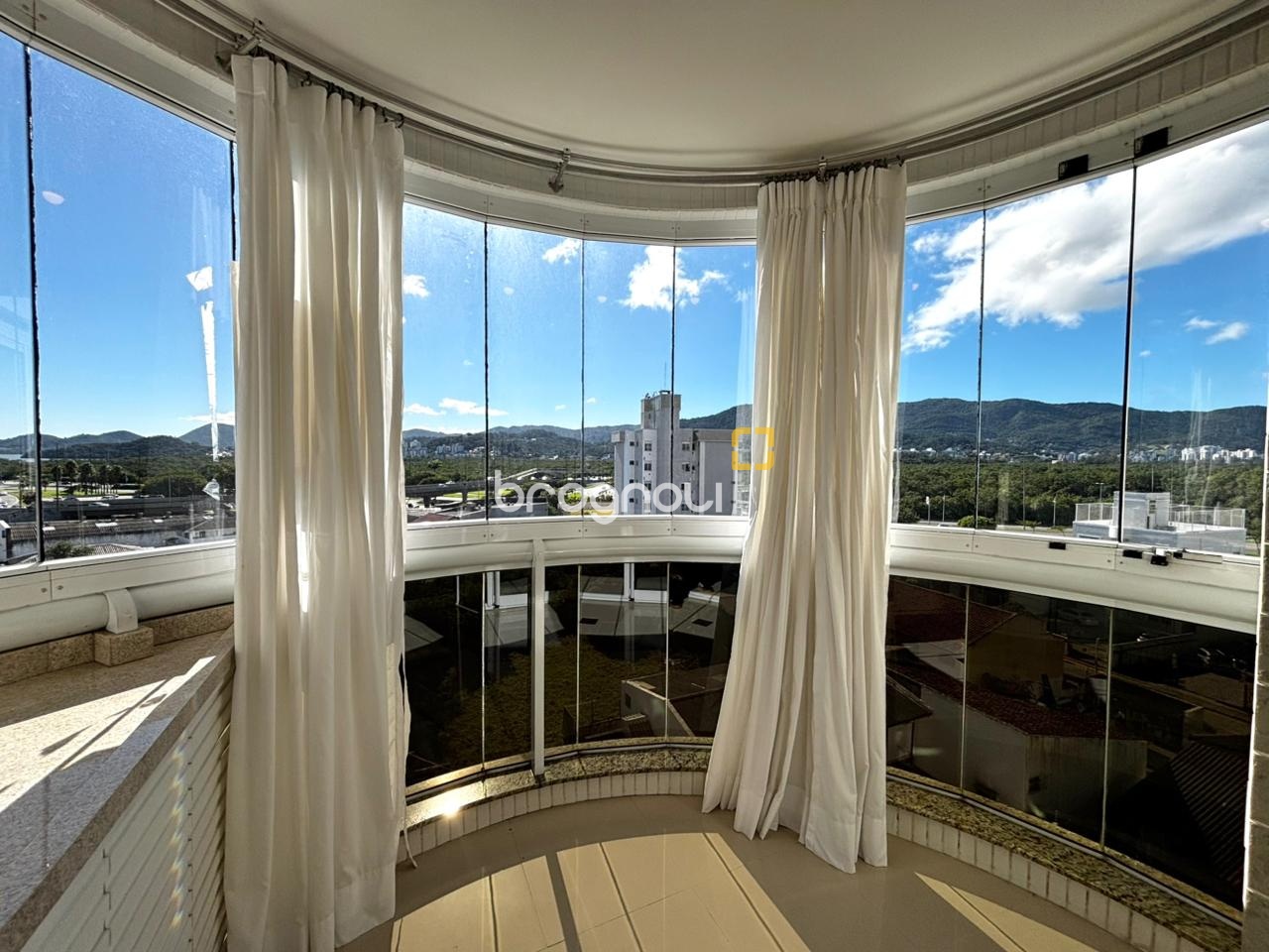 Apartamento com 86m², 3 quartos (sendo 1 suíte), 1 garagem, no bairro Trindade em Florianópolis