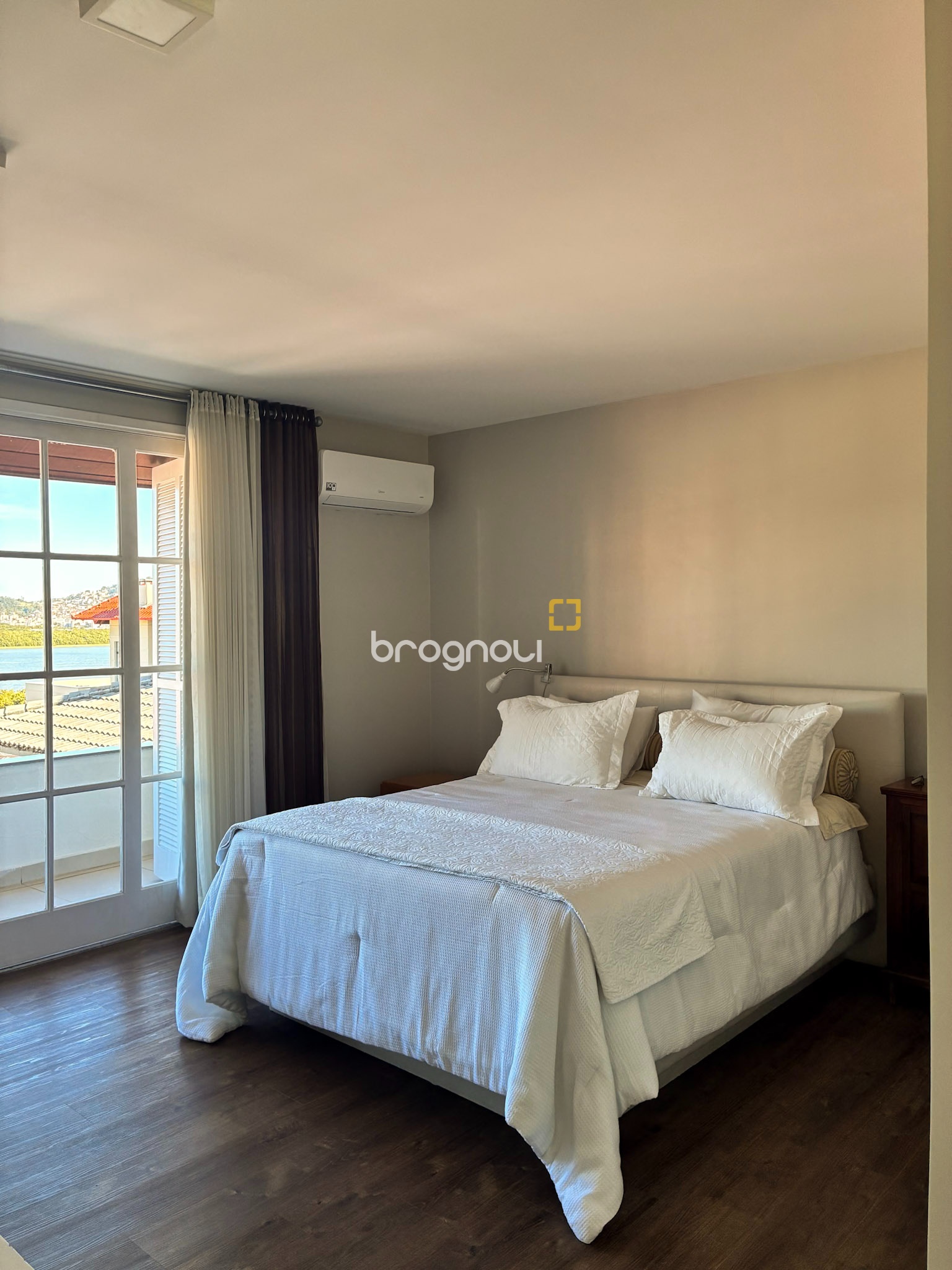 Casa com 375m², 3 quartos (sendo 1 suíte), 4 garagens, no bairro João Paulo em Florianópolis