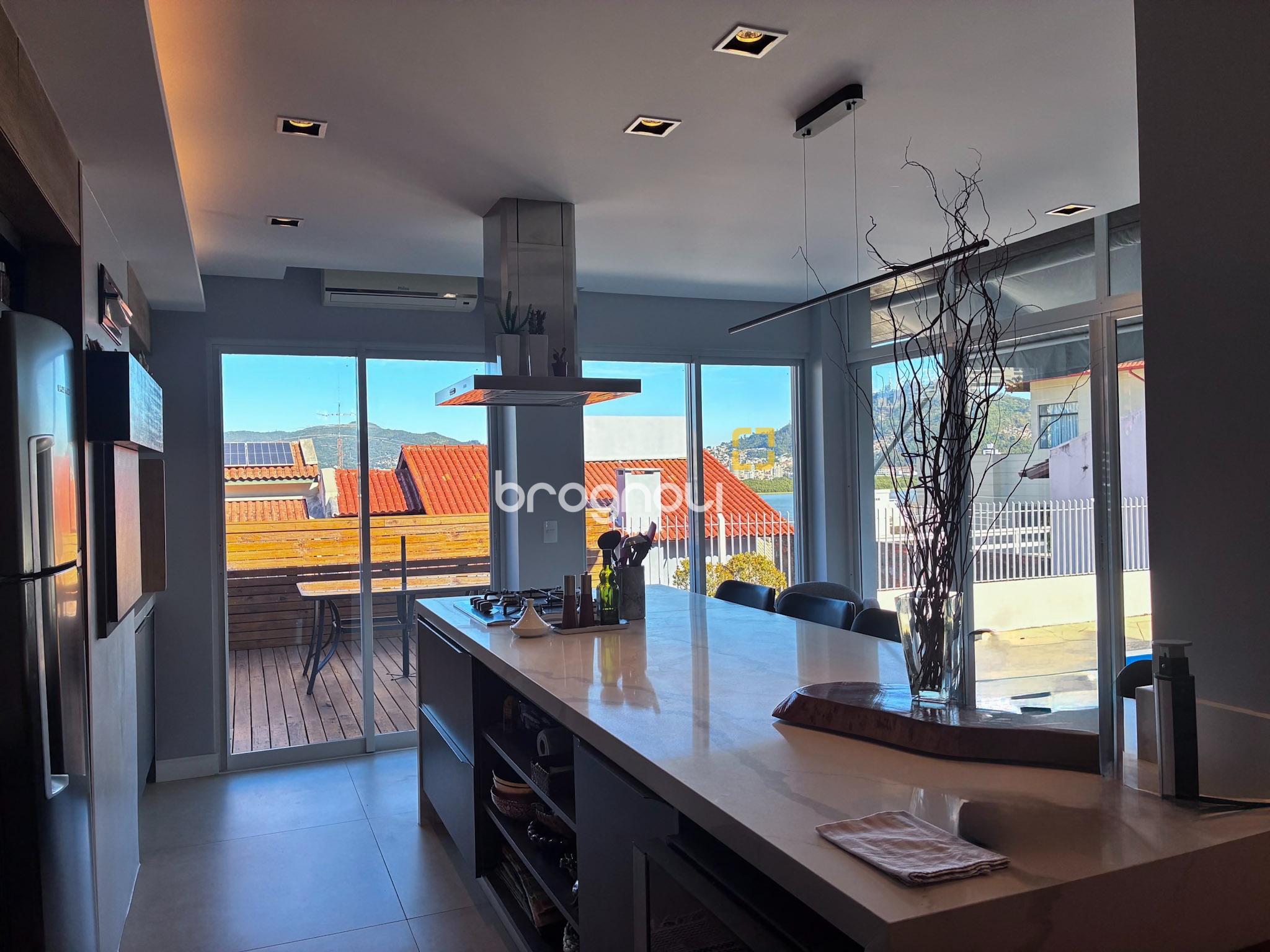 Casa com 375m², 3 quartos (sendo 1 suíte), 4 garagens, no bairro João Paulo em Florianópolis