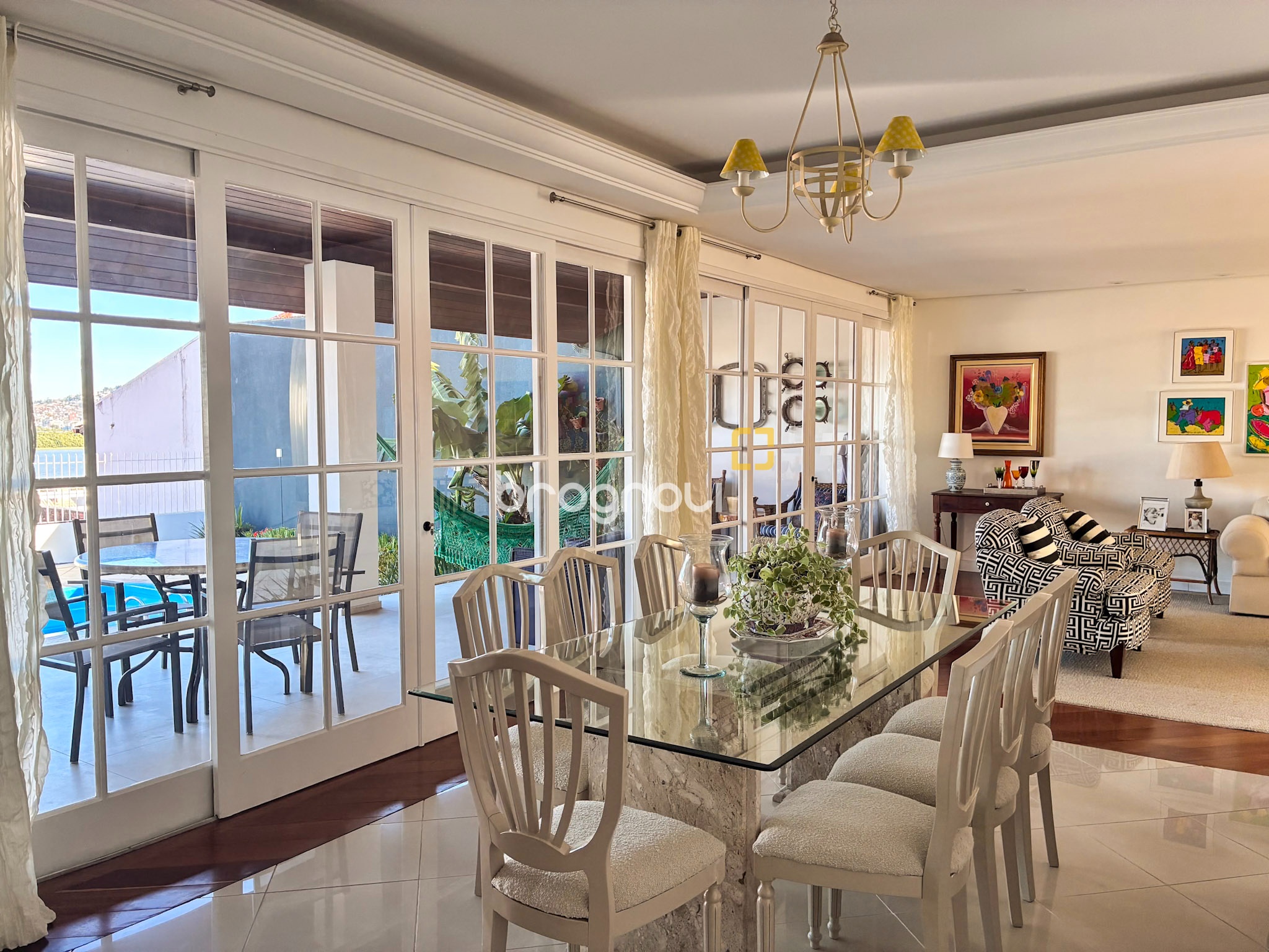 Casa com 375m², 3 quartos (sendo 1 suíte), 4 garagens, no bairro João Paulo em Florianópolis