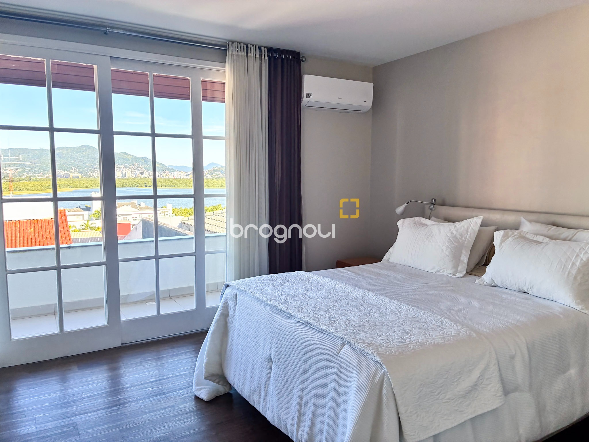 Casa com 375m², 3 quartos (sendo 1 suíte), 4 garagens, no bairro João Paulo em Florianópolis