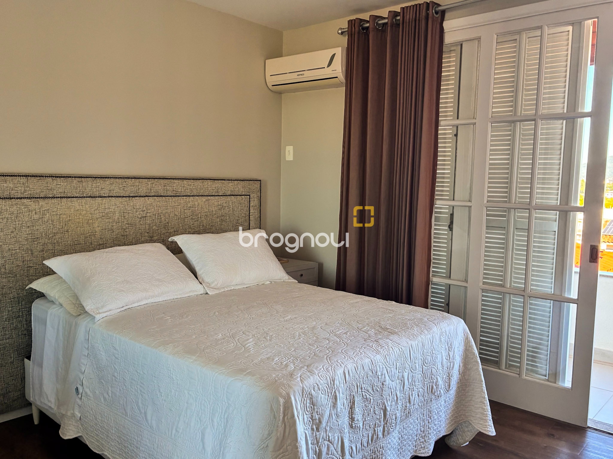 Casa com 375m², 3 quartos (sendo 1 suíte), 4 garagens, no bairro João Paulo em Florianópolis