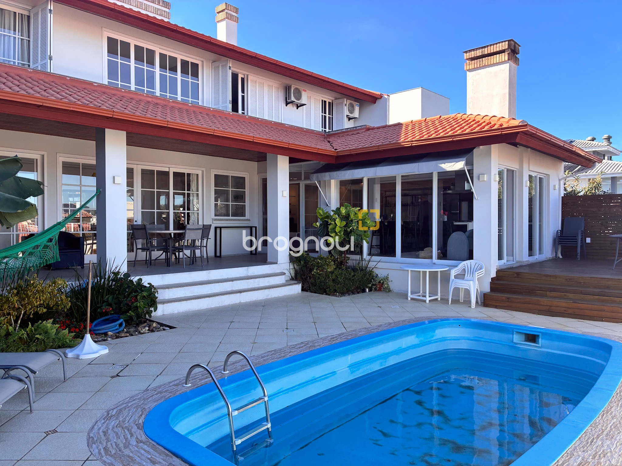Casa com 375m², 3 quartos (sendo 1 suíte), 4 garagens, no bairro João Paulo em Florianópolis