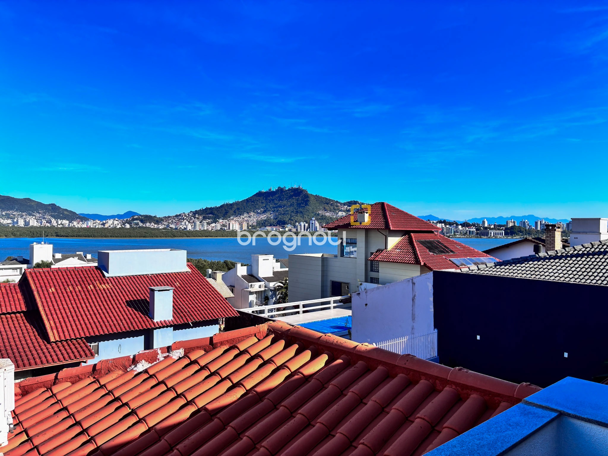 Casa com 375m², 3 quartos (sendo 1 suíte), 4 garagens, no bairro João Paulo em Florianópolis