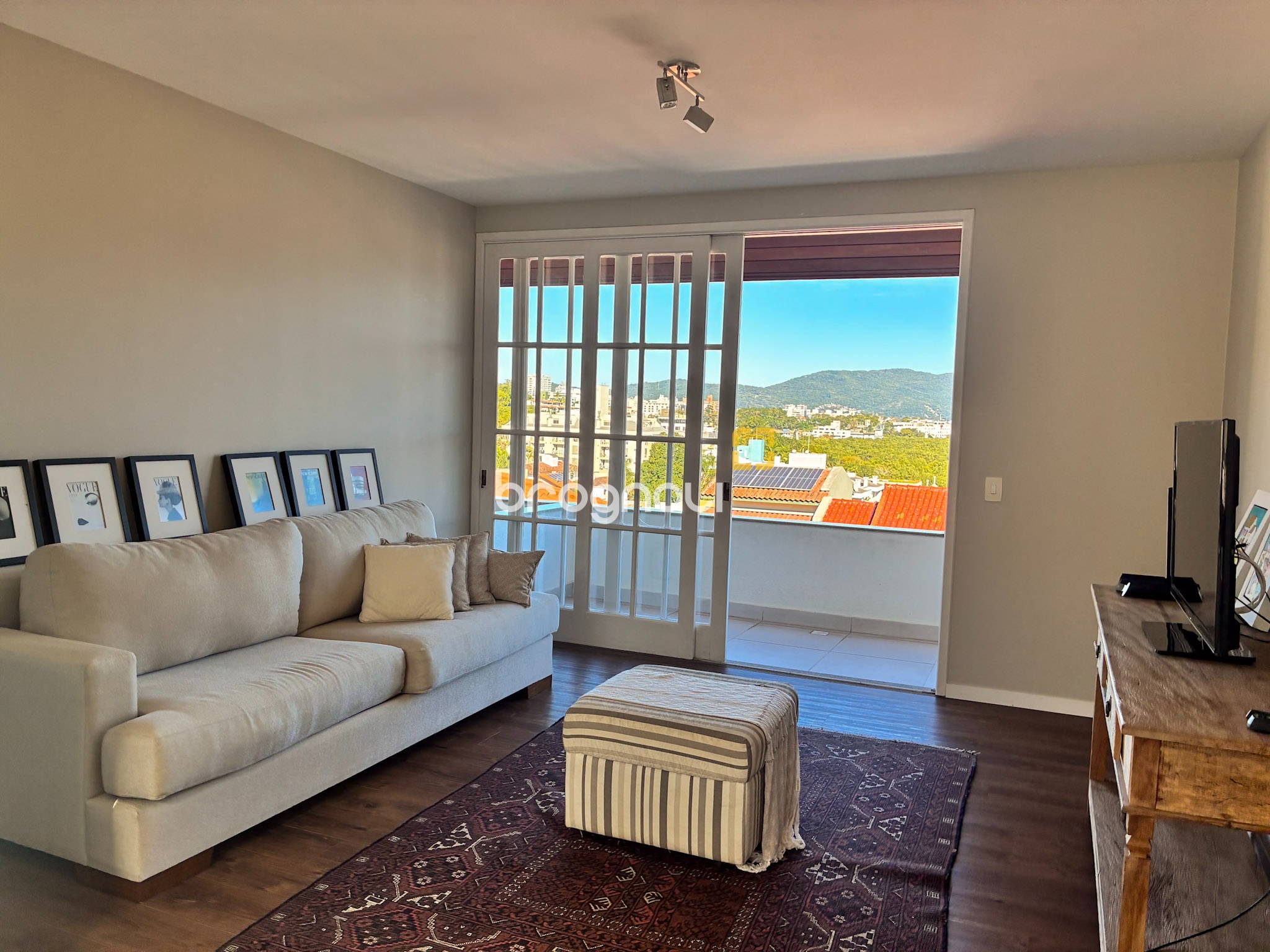 Casa com 375m², 3 quartos (sendo 1 suíte), 4 garagens, no bairro João Paulo em Florianópolis