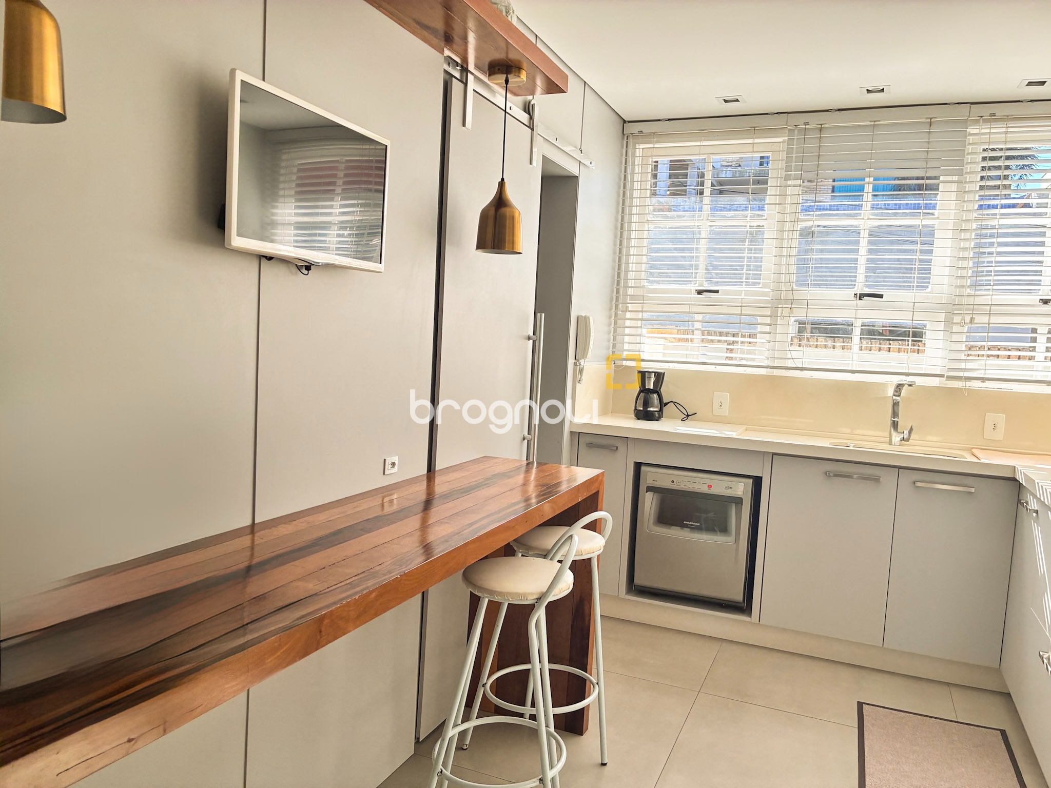 Casa com 375m², 3 quartos (sendo 1 suíte), 4 garagens, no bairro João Paulo em Florianópolis