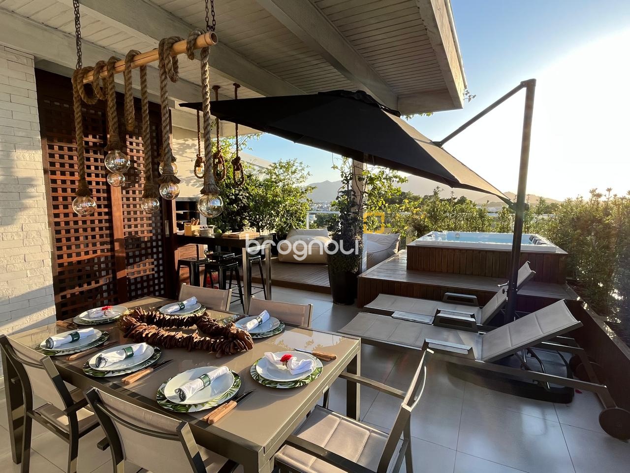 Cobertura com 140m², 2 quartos (sendo 2 suítes), 2 garagens, no bairro Campeche em Florianópolis