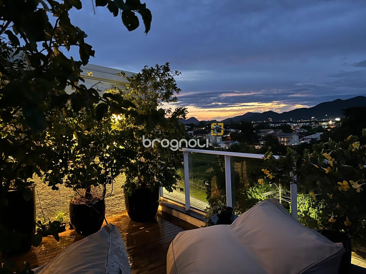 Cobertura com 140m², 2 quartos (sendo 2 suítes), 2 garagens, no bairro Campeche em Florianópolis