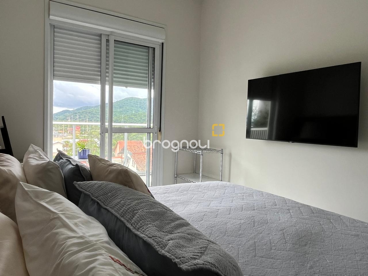 Cobertura com 140m², 2 quartos (sendo 2 suítes), 2 garagens, no bairro Campeche em Florianópolis