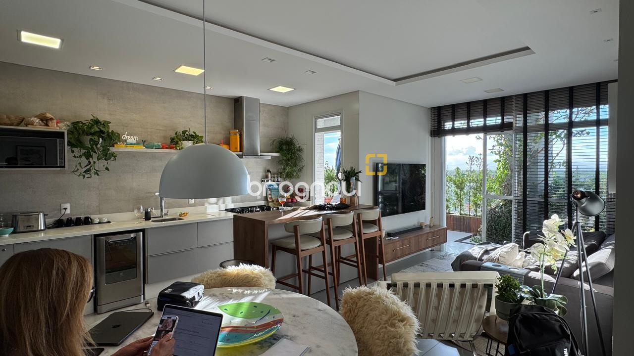 Cobertura com 140m², 2 quartos (sendo 2 suítes), 2 garagens, no bairro Campeche em Florianópolis