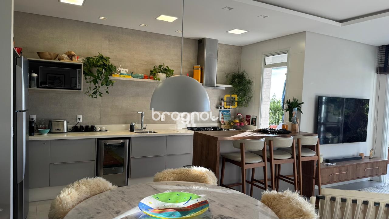 Cobertura com 140m², 2 quartos (sendo 2 suítes), 2 garagens, no bairro Campeche em Florianópolis