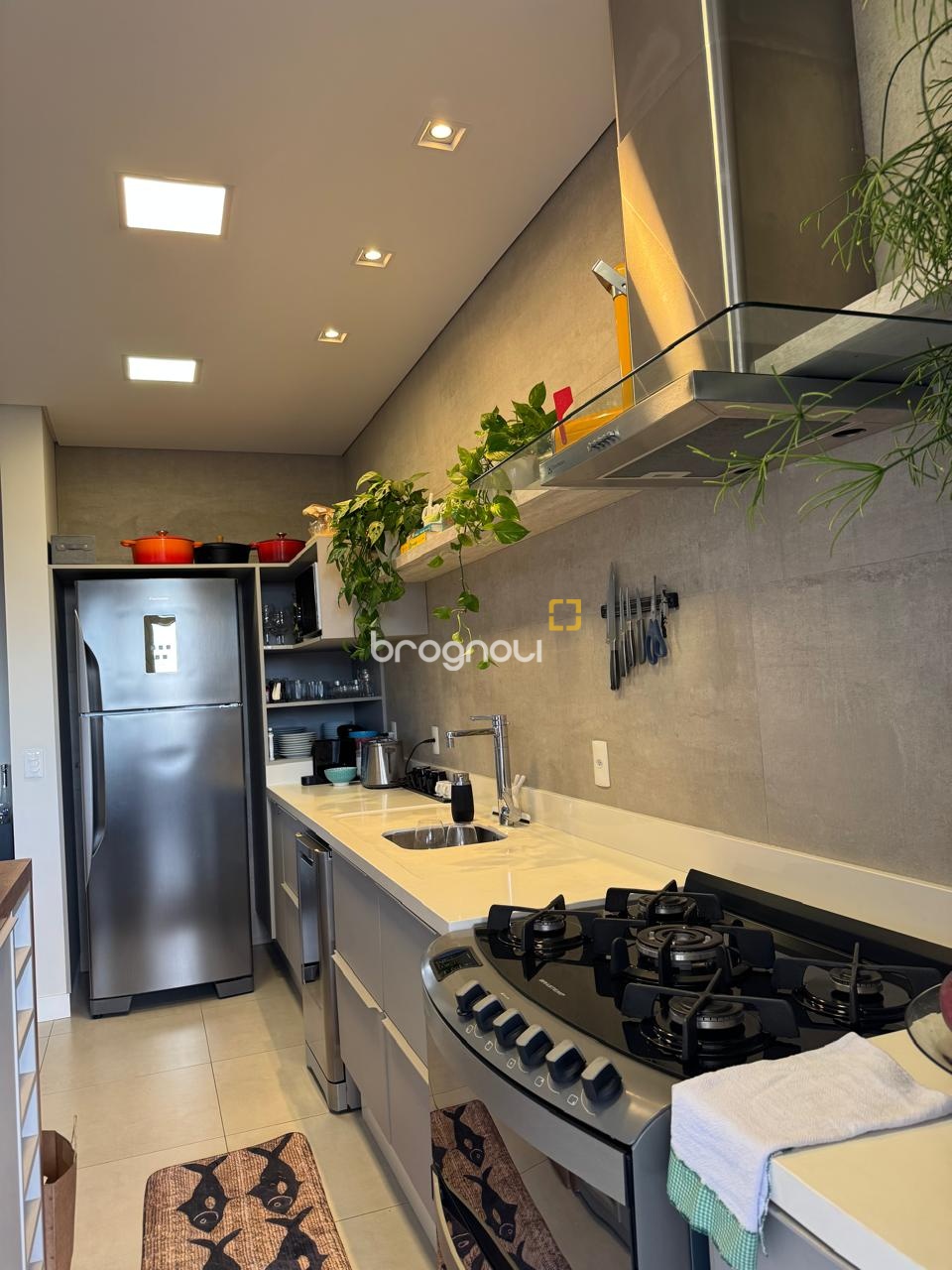 Cobertura com 140m², 2 quartos (sendo 2 suítes), 2 garagens, no bairro Campeche em Florianópolis