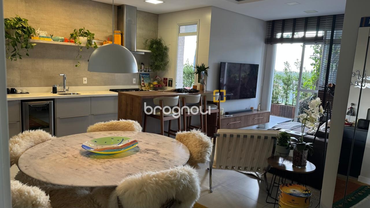 Cobertura com 140m², 2 quartos (sendo 2 suítes), 2 garagens, no bairro Campeche em Florianópolis