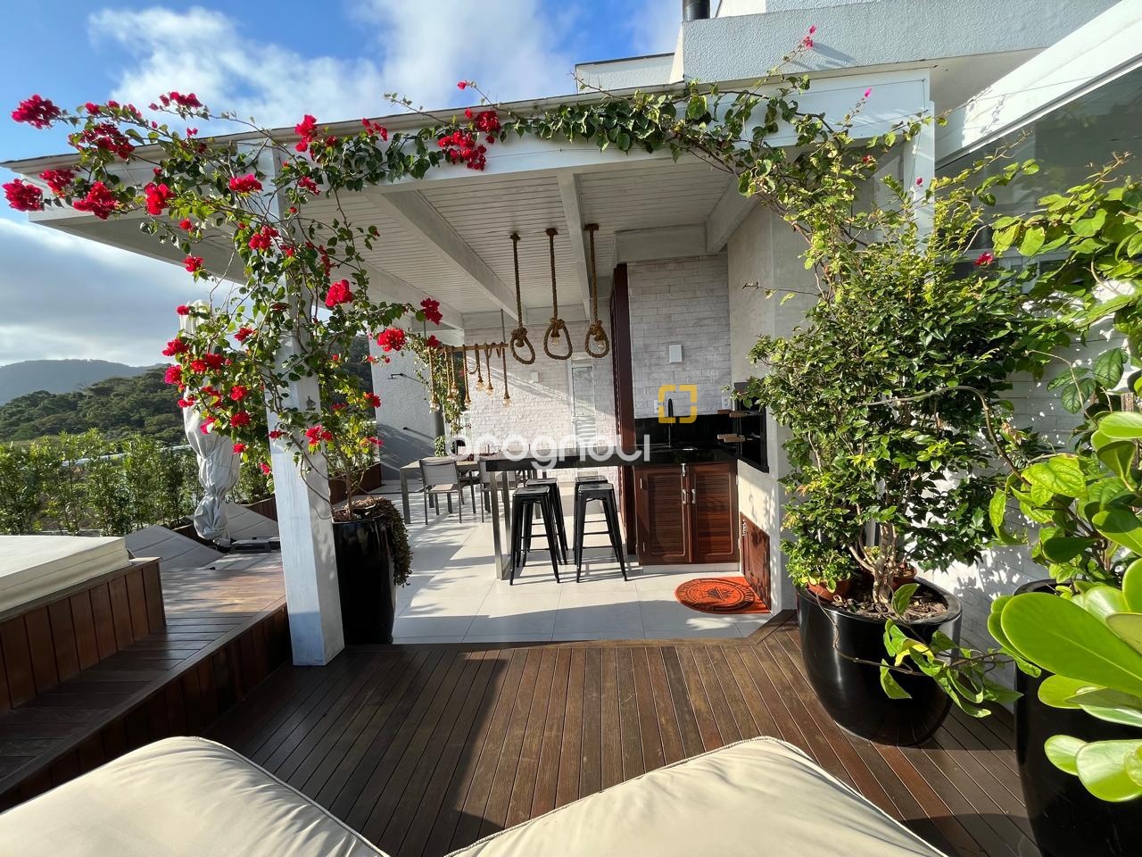 Cobertura com 140m², 2 quartos (sendo 2 suítes), 2 garagens, no bairro Campeche em Florianópolis