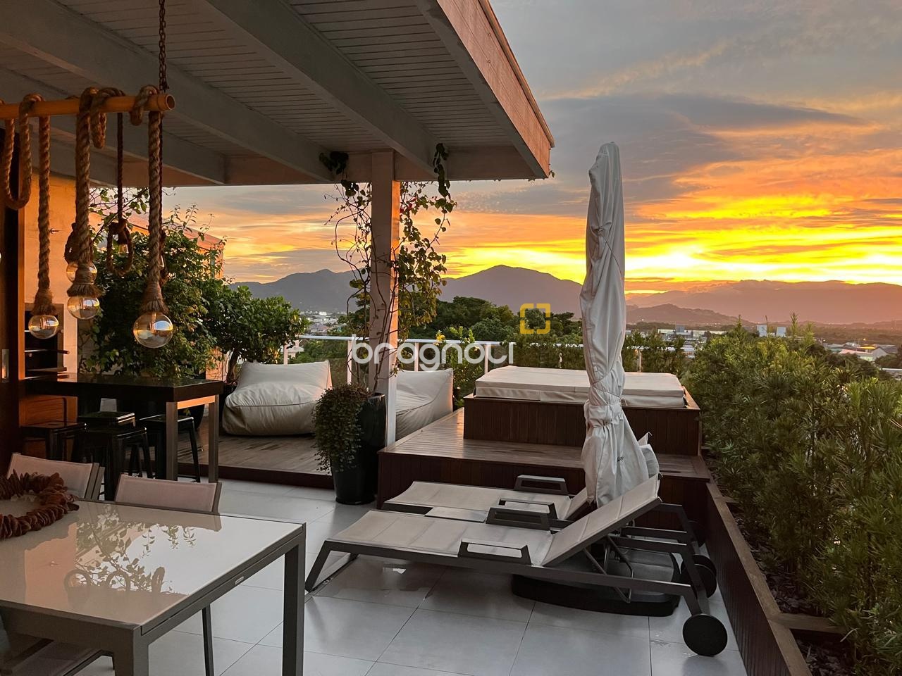 Cobertura com 140m², 2 quartos (sendo 2 suítes), 2 garagens, no bairro Campeche em Florianópolis