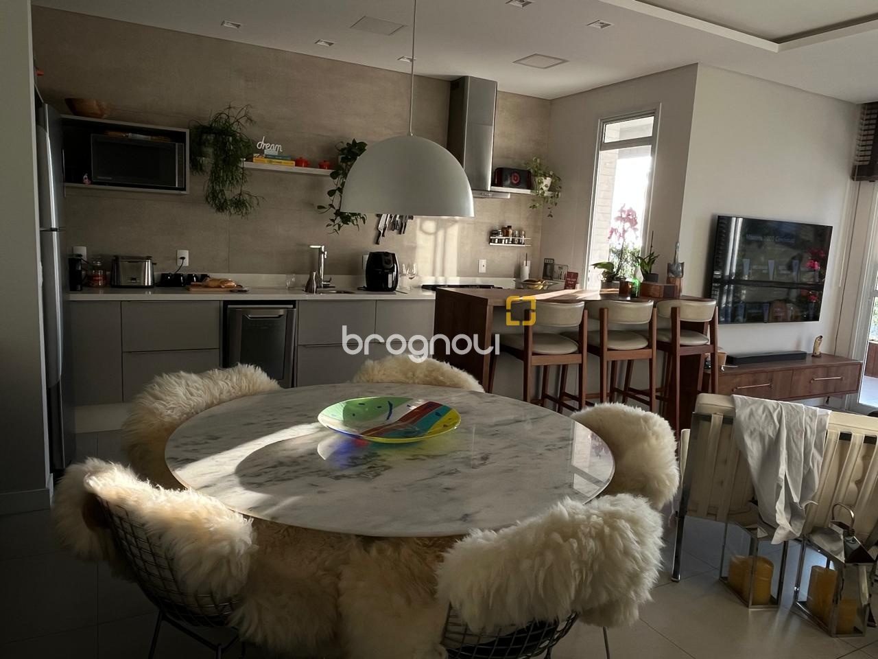 Cobertura com 140m², 2 quartos (sendo 2 suítes), 2 garagens, no bairro Campeche em Florianópolis