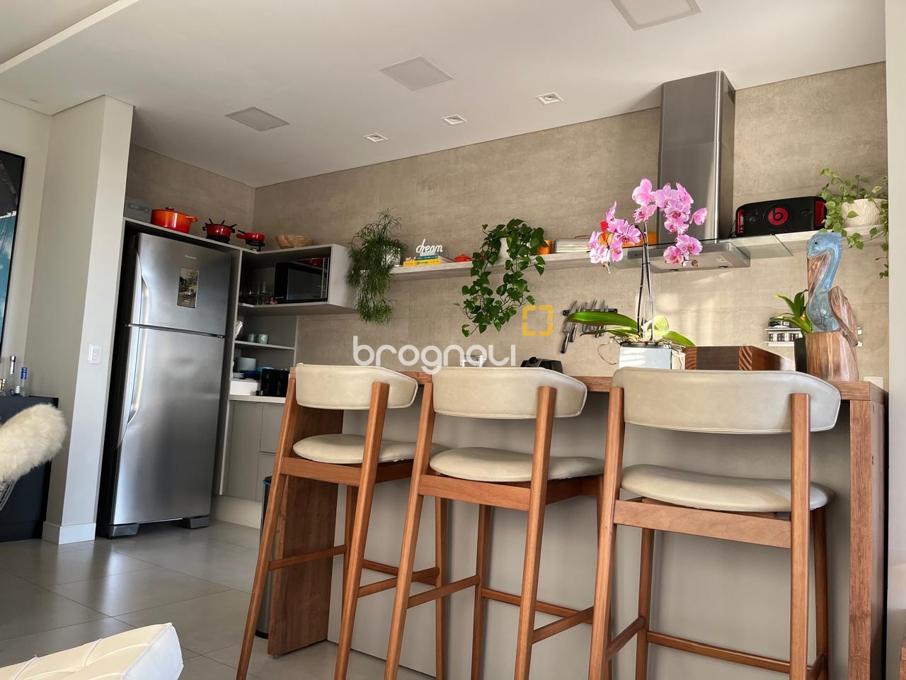 Cobertura com 140m², 2 quartos (sendo 2 suítes), 2 garagens, no bairro Campeche em Florianópolis