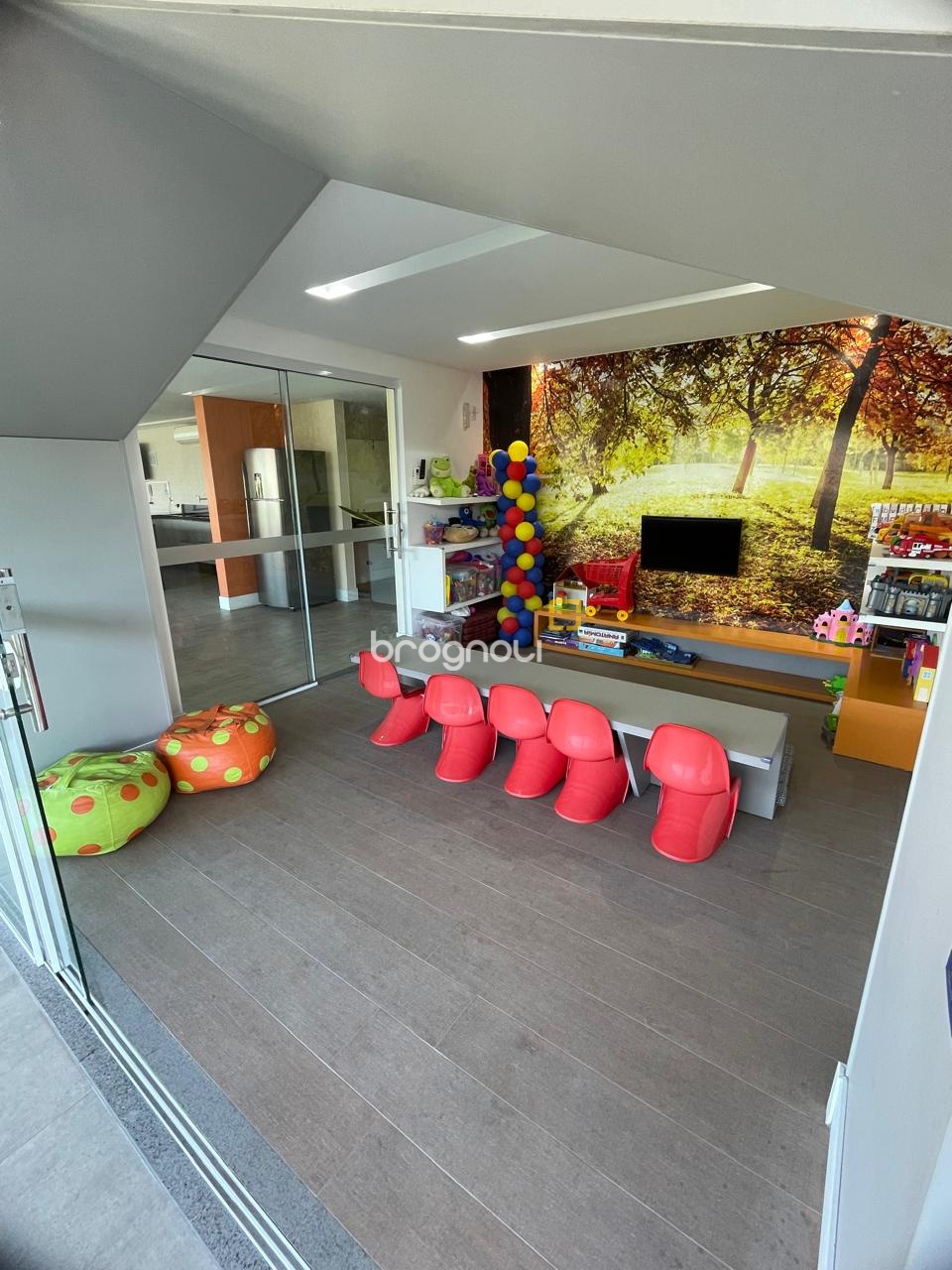 Cobertura com 140m², 2 quartos (sendo 2 suítes), 2 garagens, no bairro Campeche em Florianópolis