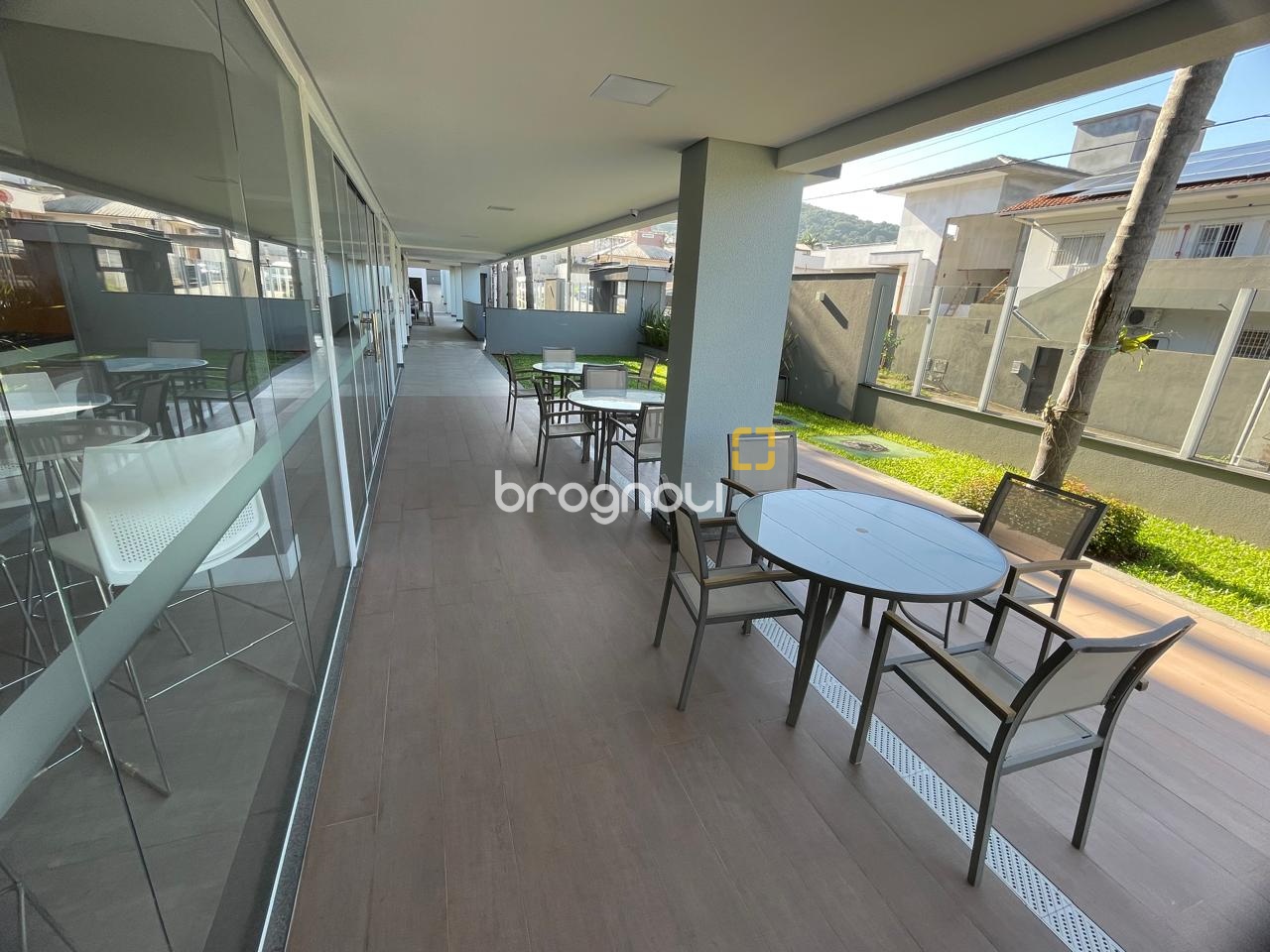 Cobertura com 140m², 2 quartos (sendo 2 suítes), 2 garagens, no bairro Campeche em Florianópolis