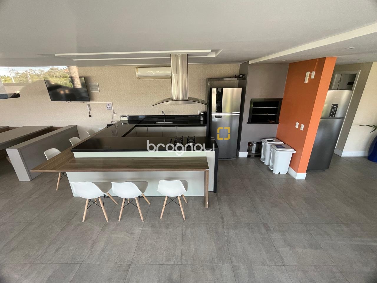 Cobertura com 140m², 2 quartos (sendo 2 suítes), 2 garagens, no bairro Campeche em Florianópolis