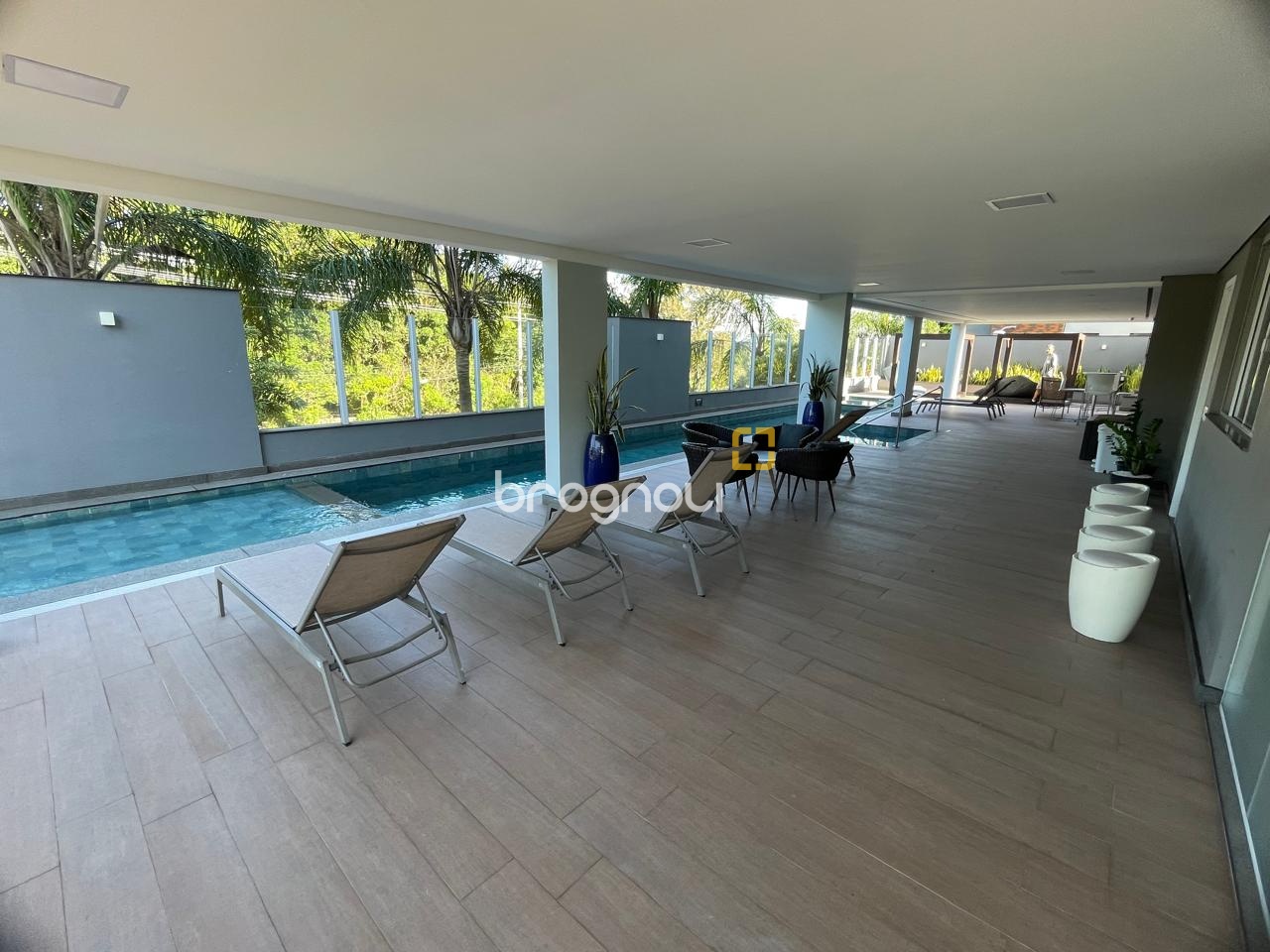 Cobertura com 140m², 2 quartos (sendo 2 suítes), 2 garagens, no bairro Campeche em Florianópolis