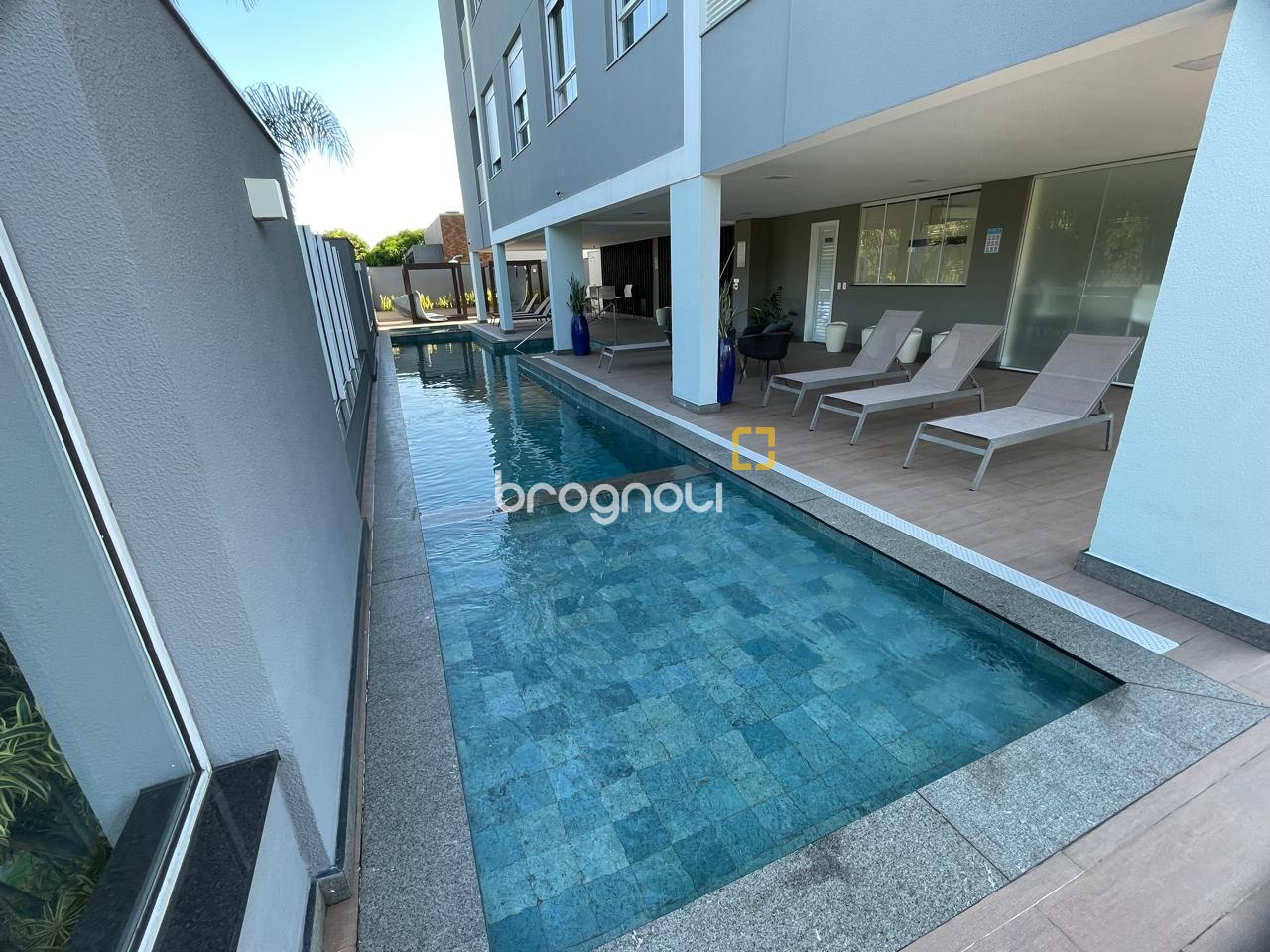 Cobertura com 140m², 2 quartos (sendo 2 suítes), 2 garagens, no bairro Campeche em Florianópolis